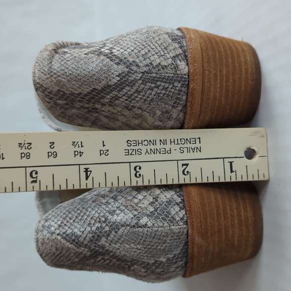 Chinese Laundry Snakeskin Print Western Heeled Booties 7 Gray Silver Metallic - Picture 11 of 16